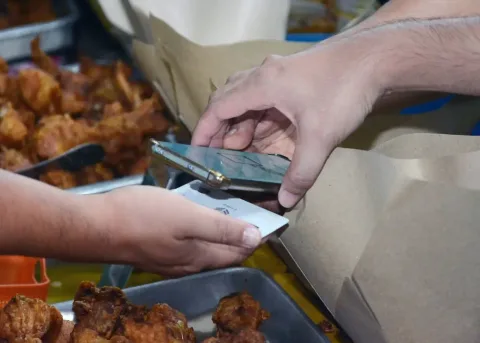 Pasar Malam Gadong Mulai Beralih ke Pembayaran Digital: Dua Vendor Jadi Perintis