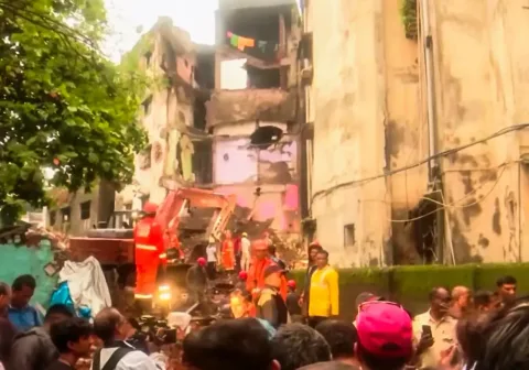 Runtuhnya Gedung Hunian di India: Sembilan Tewas, Operasi Penyelamatan Terus Berlanjut