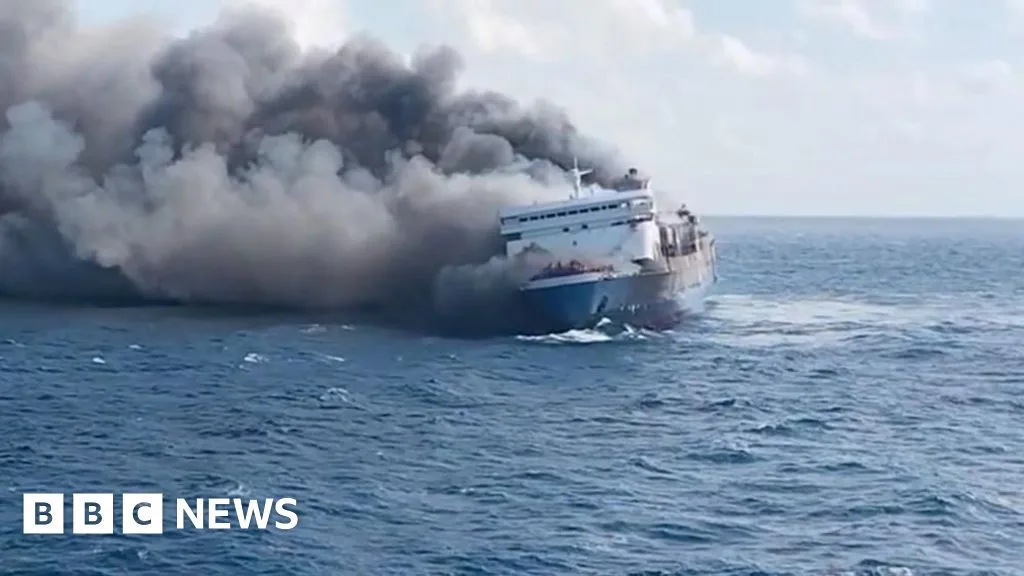 KMP Mutiara Sentosa 2 Terbakar di Laut: 5 Tewas, 41 Hilang, Evakuasi Masih Berlangsung