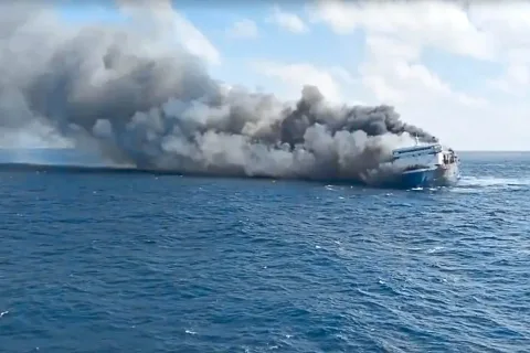 Kapal Terbakar di Laut Jawa: 5 Tewas, 41 Hilang, Evakuasi Terkendala Material Mudah Terbakar