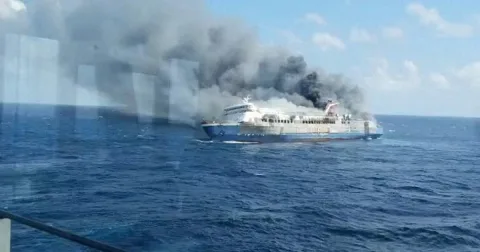 Kapal Feri Terbakar di Perairan Jawa Timur: 5 Tewas, 41 Orang Masih Hilang