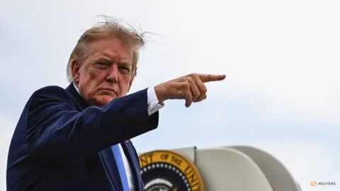 Trump Umumkan Negosiasi dengan Iran Senin, Tanpa Target Waktu: Sinyal De-eskalasi atau Sekadar Jeda?