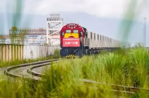 Dari Medan Tempur ke Rel Kereta: Veteran Laos-China Menjaga Jalur Kereta Perkasa