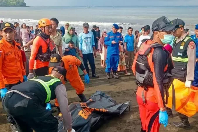 Kapal Terbakar di Perairan Jawa: Dua Penumpang Masih Hilang, Dugaan Ledakan Muncul