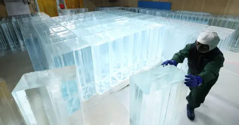 Gelombang Panas Jepang Dongkrak Produksi Es Balok: Pabrik di Tokyo Beroperasi Penuh
