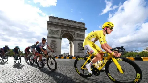 Pogacar Umumkan Ikut Vuelta a Espana 2025: Peluang Lengkapi Koleksi Grand Tour