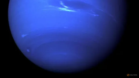 Teleskop Webb Ungkap Jejak Bencana Kuno di Bulan-Bulan Neptunus: Tabrakan Raksasa yang Membentuk Ulang Sistem Planet