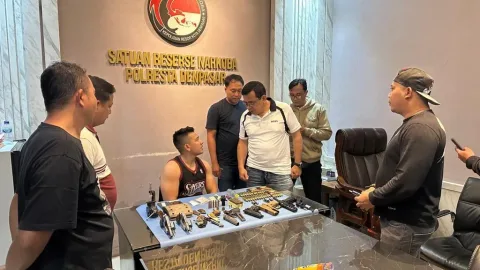 Gerebek Rumah Pelatih MMA di Denpasar: Polisi Sita Narkoba dan 5 Senpi Rakitan