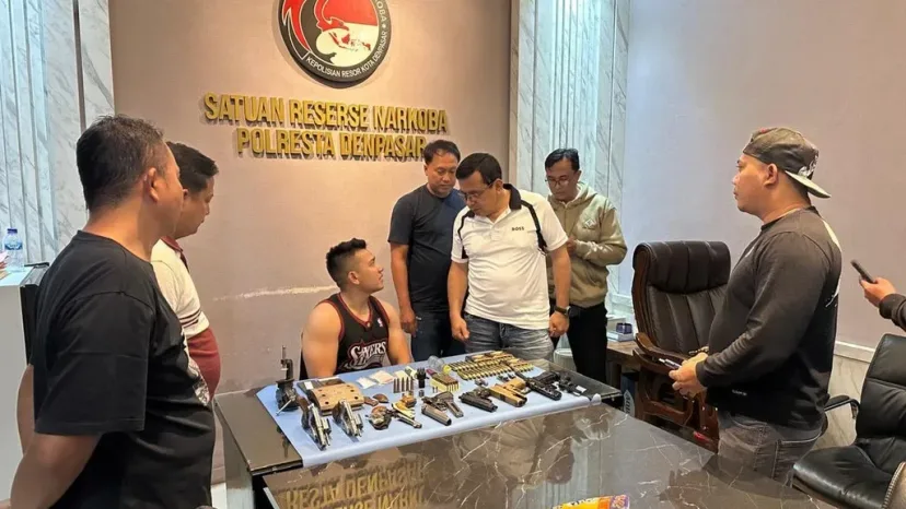 Gerebek Rumah Pelatih MMA di Denpasar: Polisi Sita Narkoba dan 5 Senpi Rakitan