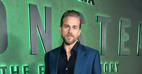 Charlie Hunnam Adopsi Dua Anak Kucing demi Jaga Kesehatan Mental Selama Syuting Serial Monster