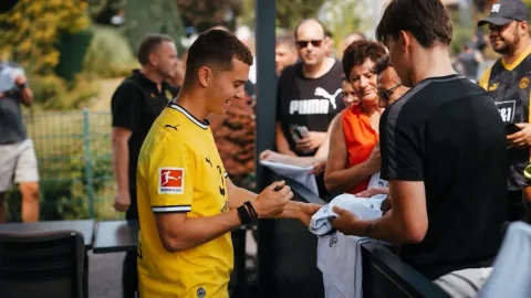 Karetsas Langsung Dekat dengan Fans Dortmund: Mampir ke Restoran Gyros Usai Teken Kontrak