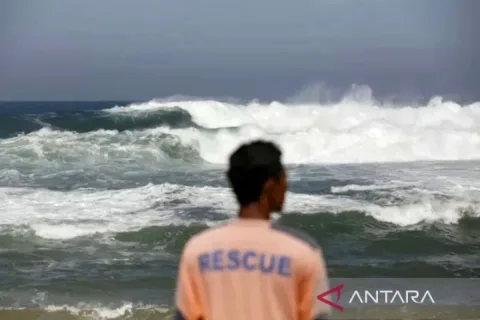 Dua Bibit Siklon Tropis Mengancam Perairan Indonesia: BMKG Imbau Nelayan Waspada Gelombang hingga 4 Meter