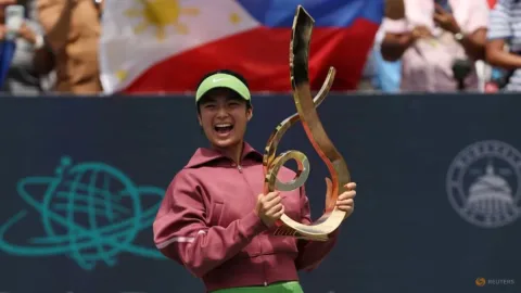 Alex Eala Ukir Sejarah: Petenis Filipina Pertama Juara Tur WTA, Kalahkan Unggulan Teratas