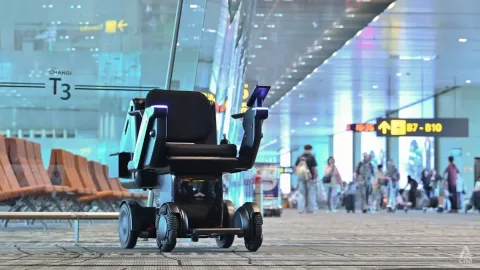 Changi Airport Luncurkan Kursi Roda Otonom untuk Penumpang Transit, Mampukah Diadopsi di Indonesia?