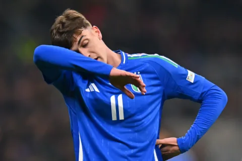 Cagliari Siapkan Bom Waktu Transfer: Maldini dan Carlos Masuk, Esposito Dijual Mahal
