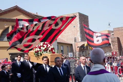 Pemakaman Franco Baresi: Ribuan Tifosi Beri Penghormatan Terakhir, Namun Ejekan untuk Pemilik AC Milan Tak Terhindarkan