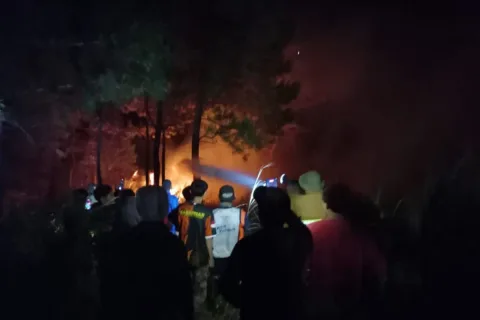 Kebakaran Hutan Gunung Soputan Meluas, Capai 300 Hektare: Upaya Pemadaman Terkendala Angin Kencang