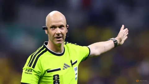 Anthony Taylor Pensiun, Langsung Dikontrak Federasi Turki: Eksodus Wasit Elite Inggris ke Timur Tengah Makin Deras