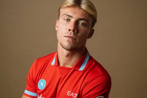 Napoli Rilis Jersey Ketiga Merah Tua untuk Musim 2026/27: Penghormatan untuk Maradona dan Vesuvius