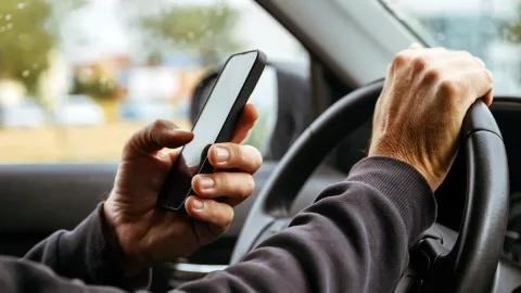 Singapura Larang Total Pegang Ponsel Saat Berkendara: Denda Berat dan Deteksi Kamera Mengintai