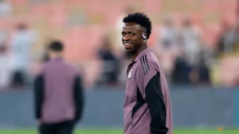Vinicius Jr di Bawah Asuhan Mourinho: Senyum di Lapangan, Ketegangan di Balik Kontrak