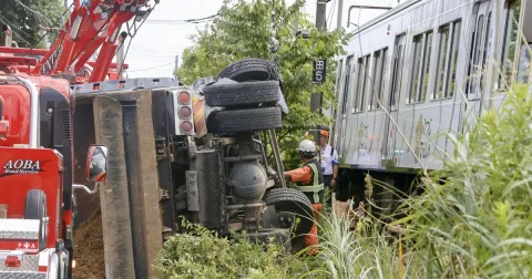 Truk Besar Tabrak Kereta di Yokohama: Dua Luka, Ratusan Penumpang Selamat
