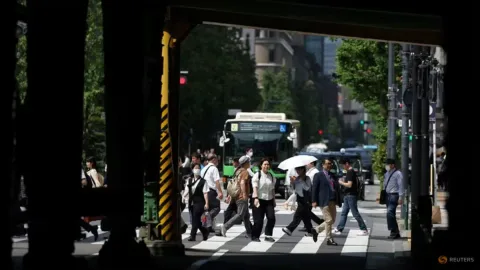 Upah Riil Jepang Naik Enam Bulan Beruntun: Sinyal Kuat Bagi Bank Sentral?