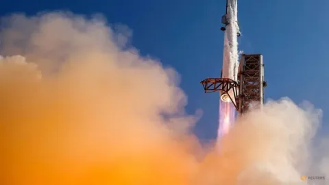 SpaceX Targetkan Uji Terbang Starship ke-14 Akhir Bulan Ini: Misi Bawa Satelit Starlink V3 dan Uji Pendaratan Darat