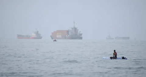 Negosiasi Iran-Oman untuk Buka Selat Hormuz: Jalan Baru atau Jebakan Geopolitik?