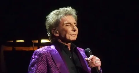 Barry Manilow Batalkan Konser Mendadak di Kentucky, Penggemar Menanti Kepastian Jadwal Baru