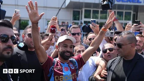 Salah Resmi Gabung Trabzonspor: Sapaan Meriah di Istanbul, Strategi Baru Klub Turki