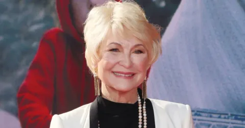 Dee Wallace: Kesuksesan E.T. Justru Membuat Saya Ingin Menghilang