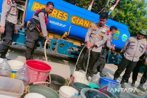 Kekeringan di Cianjur: Polres Siagakan Truk Tangki, Warga Cukup Telepon 110