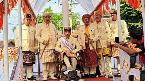 Safari Politik Jokowi dan PSI: Gelar Adat, Antara Penghormatan atau Komodifikasi Elektoral?