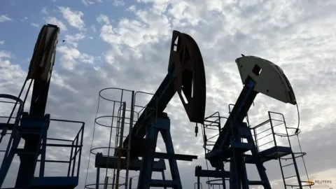 Harga Minyak Stabil di Tengah Ketegangan Hormuz: Negosiasi Iran-Oman Belum Redakan Risiko Pasokan