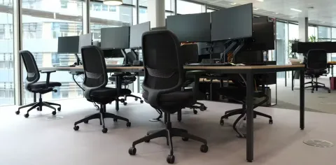 AI Mengancam Pekerjaan Perempuan: Data Australia Ungkap Sektor Administrasi Paling Rentan