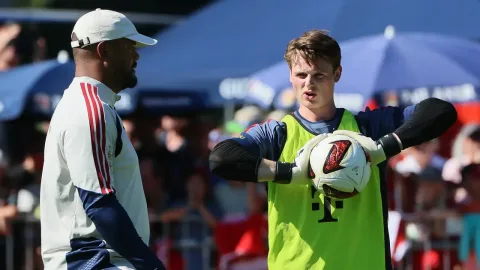 Kompany Beri Sinyal Peralihan Kiper Bayern: Urbig Siap Gantikan Neuer?
