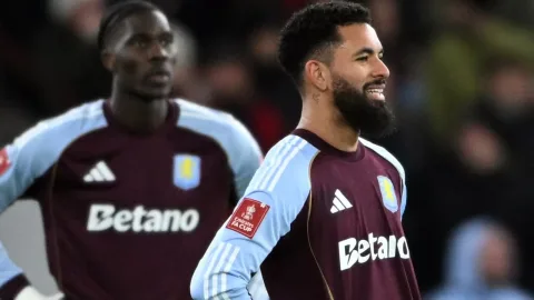 Douglas Luiz Tolak Everton demi Bertahan di Juventus: Isyarat Kebangkitan Karier?