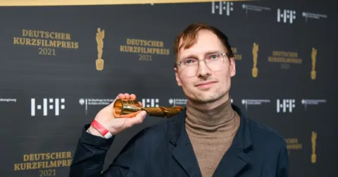 Debut Sutradara Jerman di Locarno: Merayakan Kebanalan Hidup Lewat 'September Afternoon'