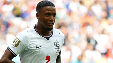 Liverpool Siap Bajak Ezri Konsa dari Arsenal di Tengah Krisis Bek Tengah