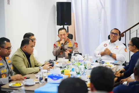 Kapolri Tawarkan Diri sebagai Penengah Dialog Buruh-DPR: Jaminan Iklim Usaha atau Sekadar Peredam?