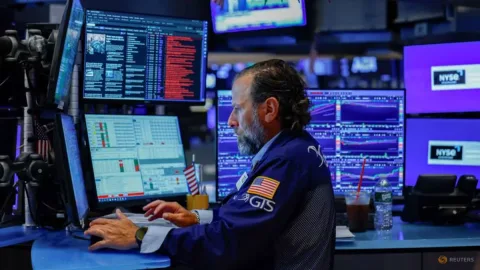 Pasar Global Menguat, Emas Cetak Rekor: Sinyal Perlambatan Ekonomi AS Menjadi Berkah bagi Investor