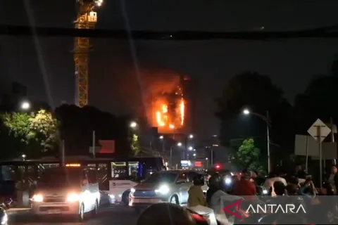 Kebakaran Melanda Gedung Bapenda DKI Jakarta: 100 Personel Damkar Dikerahkan, Catatan Kaki Layanan Publik Ibu Kota