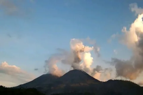 Gunung Lewotobi Laki-laki Erupsi Empat Kali, Status Siaga: Warga Diimbau Waspadai Lahar Hujan