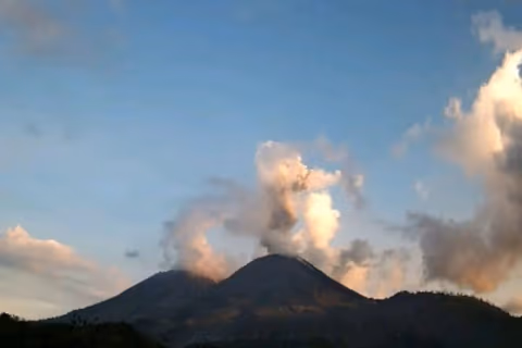 Gunung Lewotobi Laki-laki Erupsi Empat Kali, Status Siaga: Warga Diimbau Waspadai Lahar Hujan