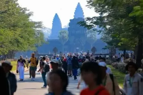 Wisatawan China Kembali Dominasi Angkor Wat, Tanda Pemulihan Pariwisata Kamboja?