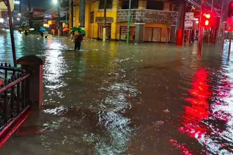 Banjir Besar Landa Filipina: 6 Tewas, 110.000 Keluarga Mengungsi Akibat Hujan Monsun