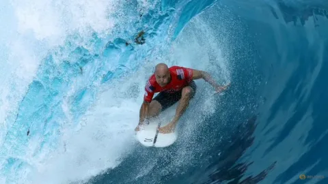 Kelly Slater Kembali Guncang Teahupo'o: Wildcard Berusia 54 Tahun Ukir Skor Tertinggi di Tahiti Pro