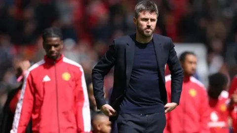 Carrick Tenangkan Kekhawatiran soal Mount: Cedera Ringan, Langkah Antisipatif