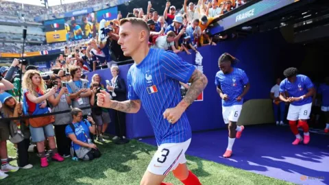 PSG Rekrut Lagi Lucas Digne: Bek Kiri Berpengalaman untuk Perkuat Lini Pertahanan